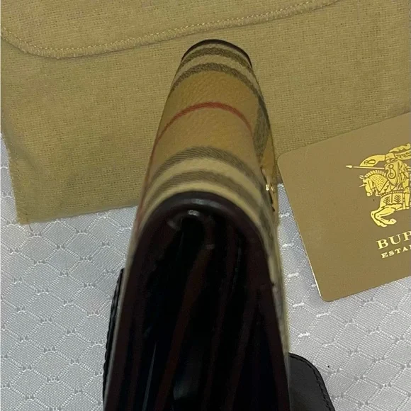 Authentic Burberry Haymarket Check Buckle Trifold Wallet - Unisex - Picture 9 of 17